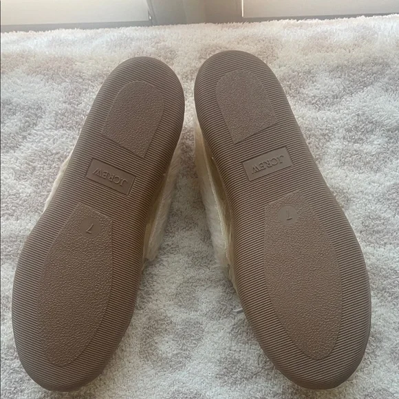 J Crew Lodge Gold Moccasin Slippers with Faux Fur Lining Sz 7 NWOT - Picture 2 of 2